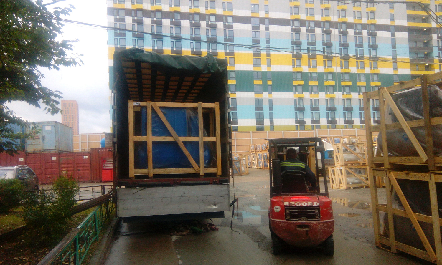 Разгрузка фуры компрессоров 