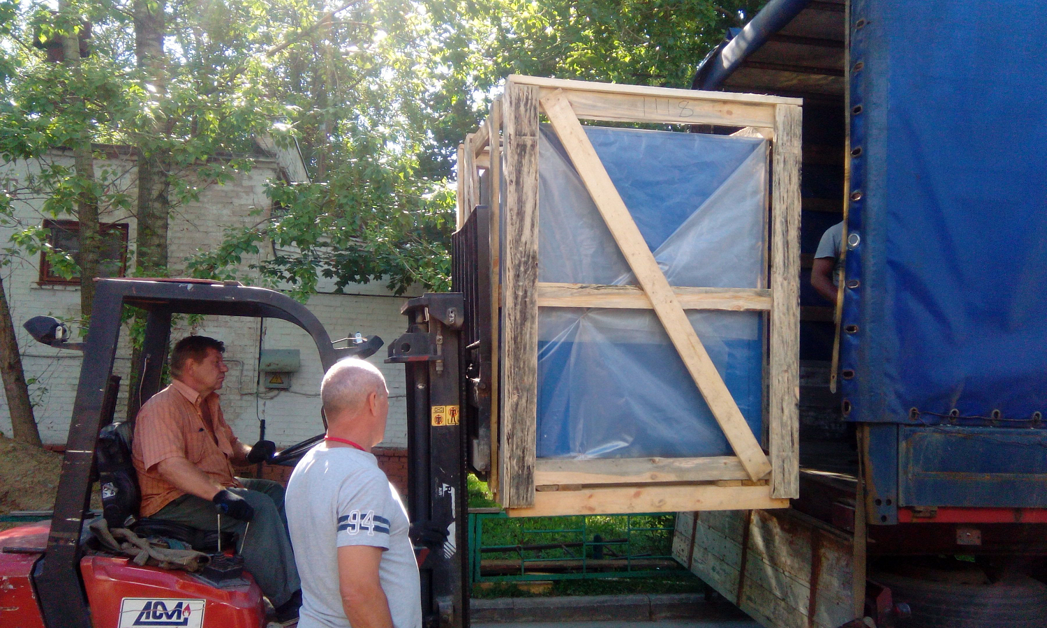 Разгрузка фуры с завода Ремеза (винтовые компрессоры)