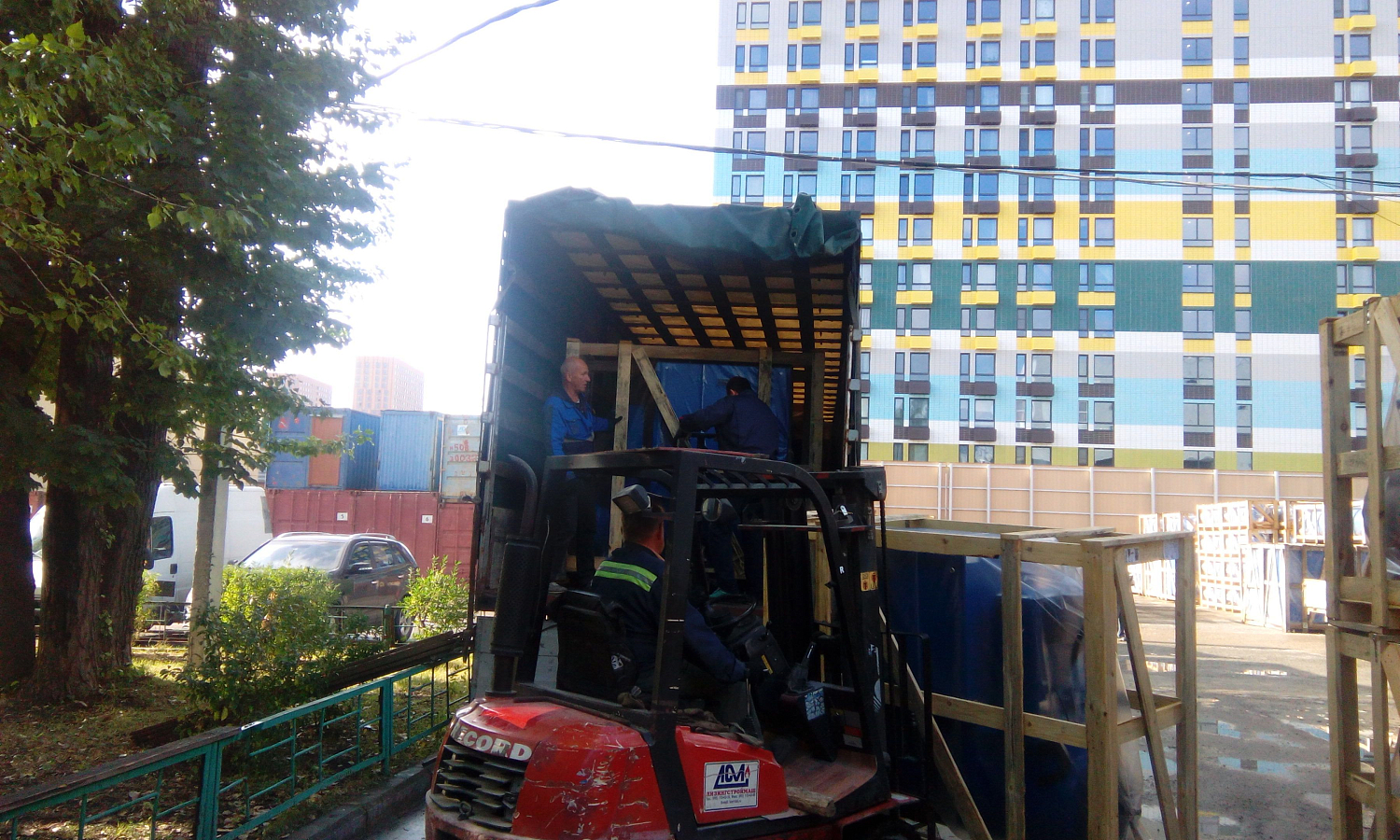 Разгрузка фуры компрессоров 