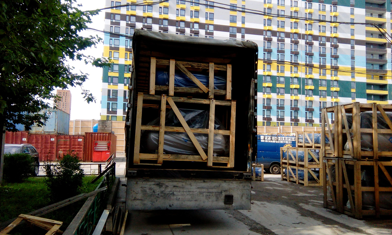 Разгрузка фуры с завода Ремеза (ресиверы, компрессоры)