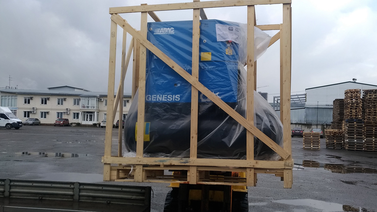 Отгрузка винтового компрессора ABAC Genesis клиенту в Краснодаре