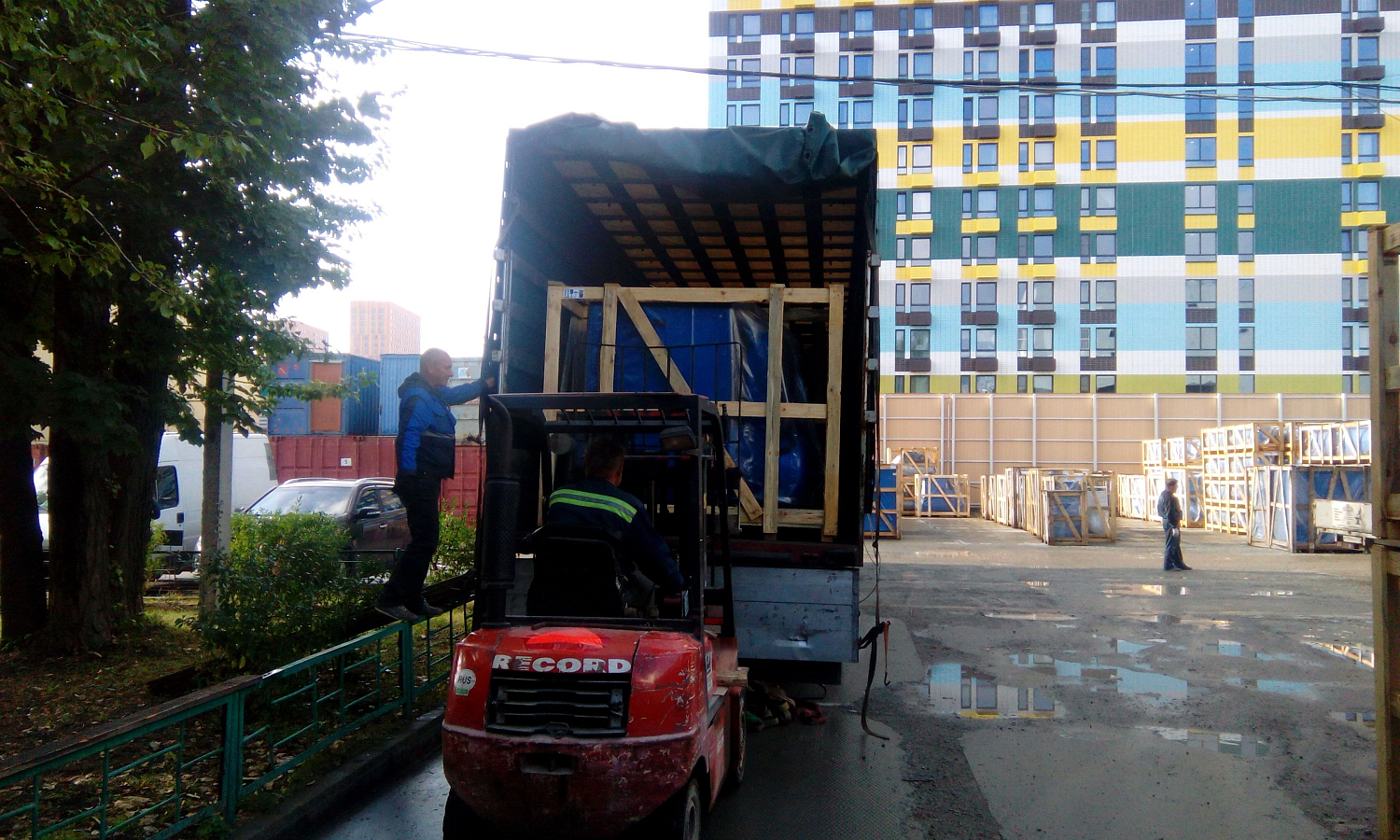 Разгрузка фуры компрессоров 