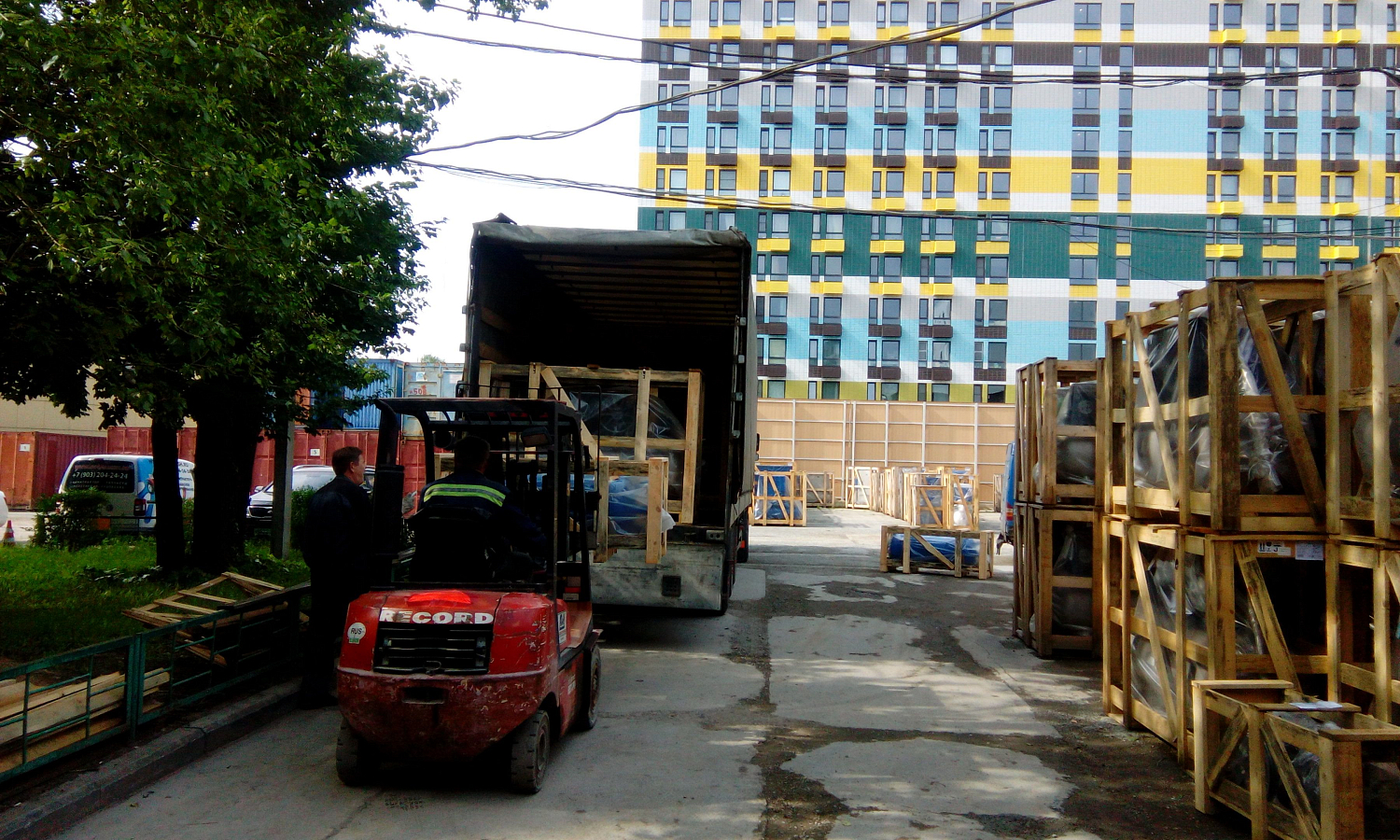 Разгрузка фуры с завода Ремеза (ресиверы, компрессоры)