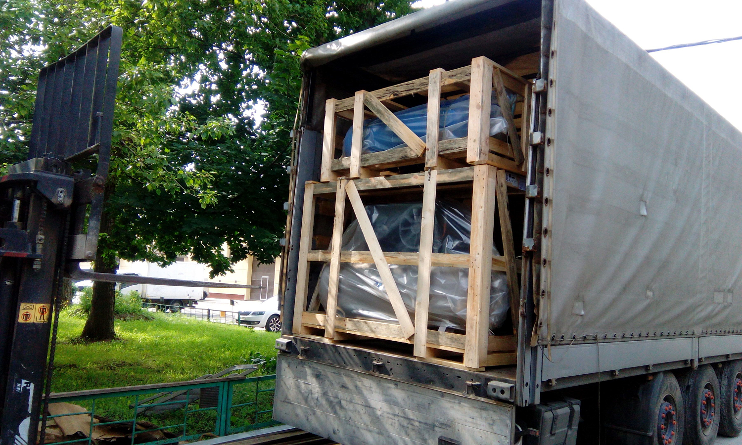 Разгрузка фуры с завода Ремеза (ресиверы, компрессоры)