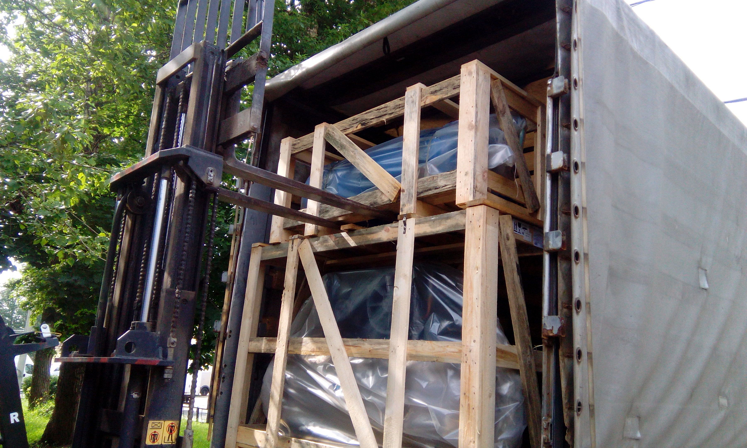 Разгрузка фуры с завода Ремеза (ресиверы, компрессоры)